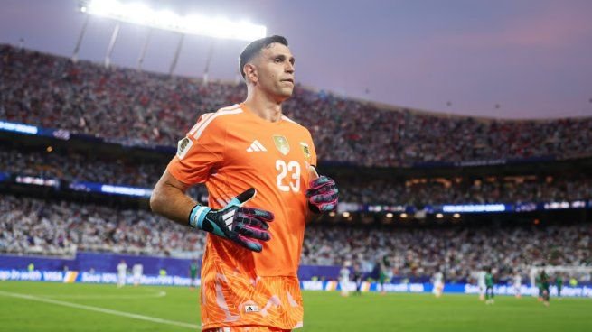 Emiliano Dibu Martínez atajando un remate durante el partido Argentina vs Argelia en Kansas City