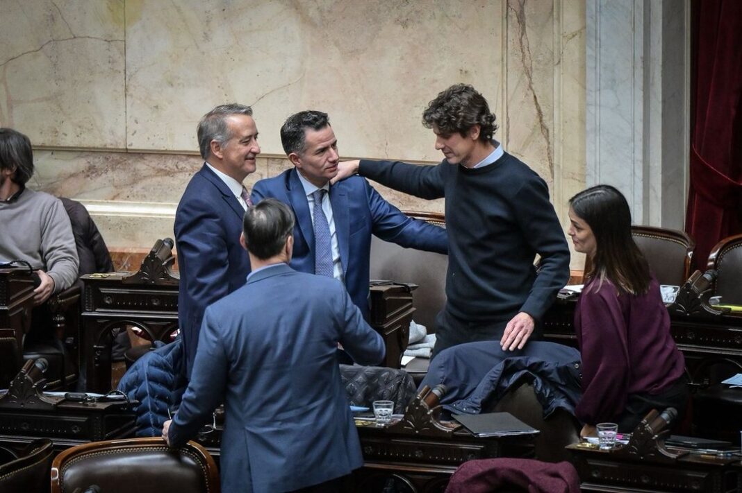 Diputados en el recinto durante el minuto de silencio