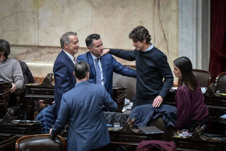 Diputados en el recinto durante el minuto de silencio