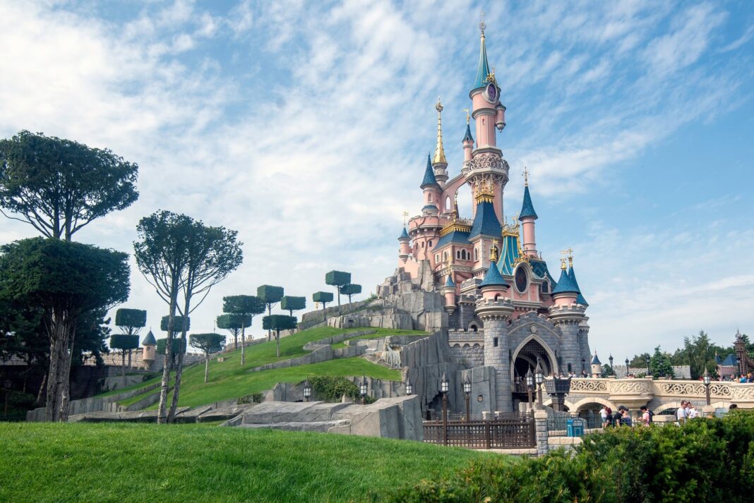 Vista aérea del complejo Disneyland París en Marne-la-Vallée, Francia