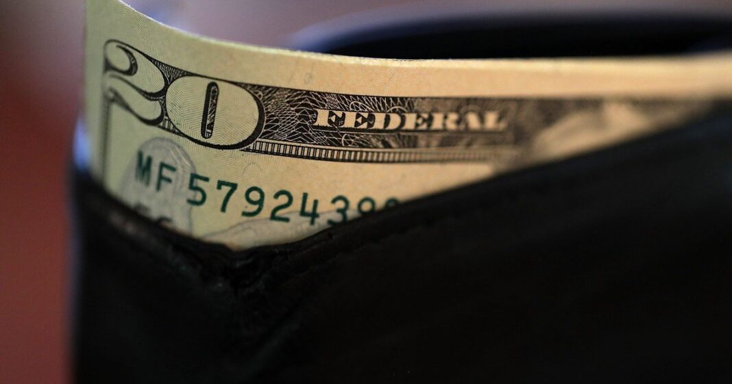 Billetes de dólar estadounidense sobre una superficie