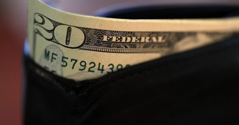 Billetes de dólar estadounidense sobre una superficie