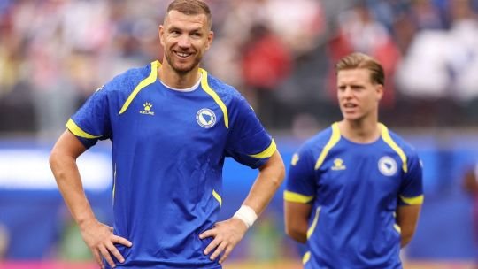 Edin Džeko durante el partido entre Bosnia y Suiza por las Eliminatorias al Mundial 2026