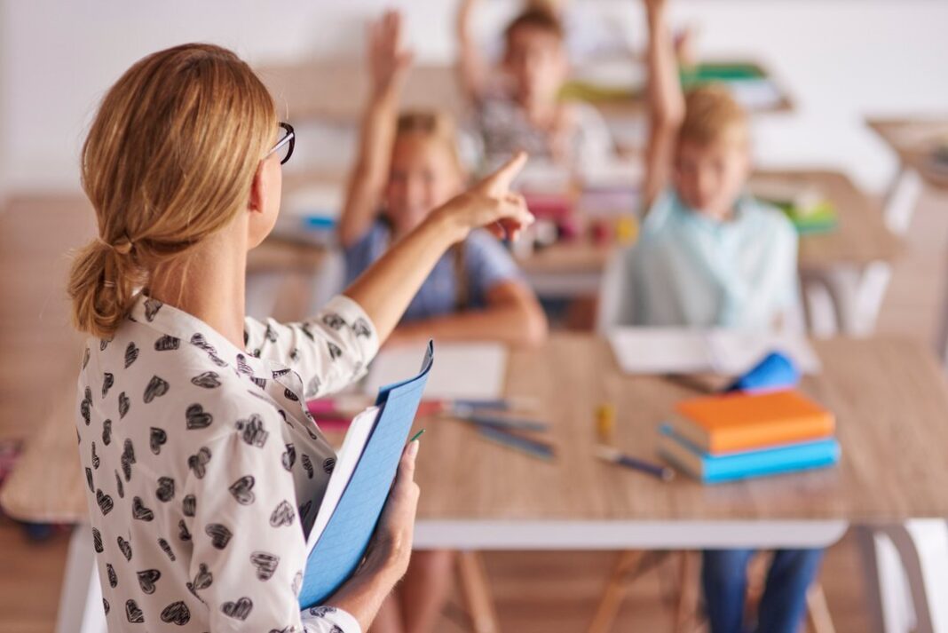 Estudiantes en un aula escolar