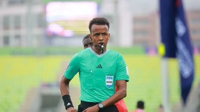 Omar Abdulkadir Artan, árbitro somalí, durante un partido de la Copa Africana de Naciones