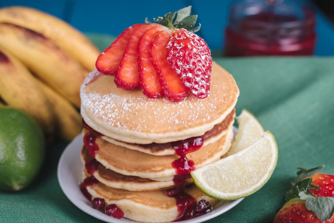 Tortitas apiladas con sirope