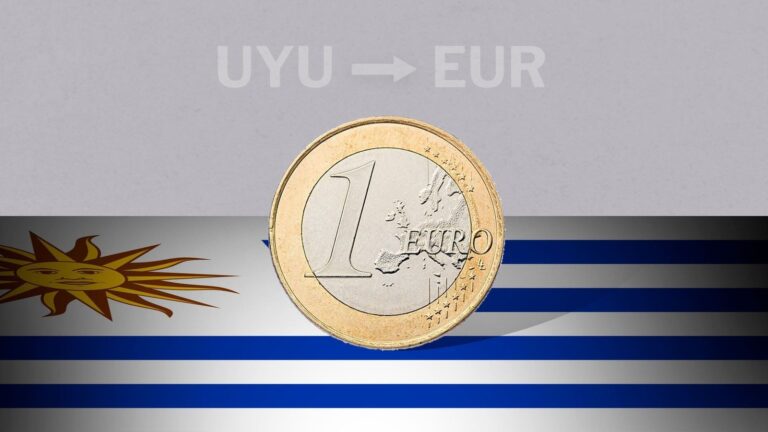 Billetes de euro y monedas de peso uruguayo sobre una superficie