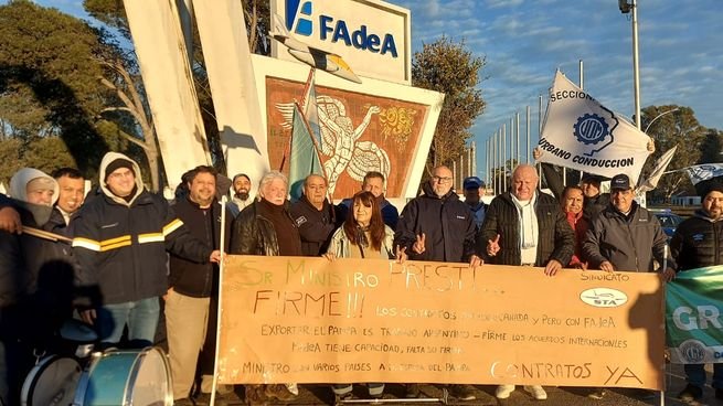 Trabajadores de FAdeA se movilizan frente a la planta en Córdoba