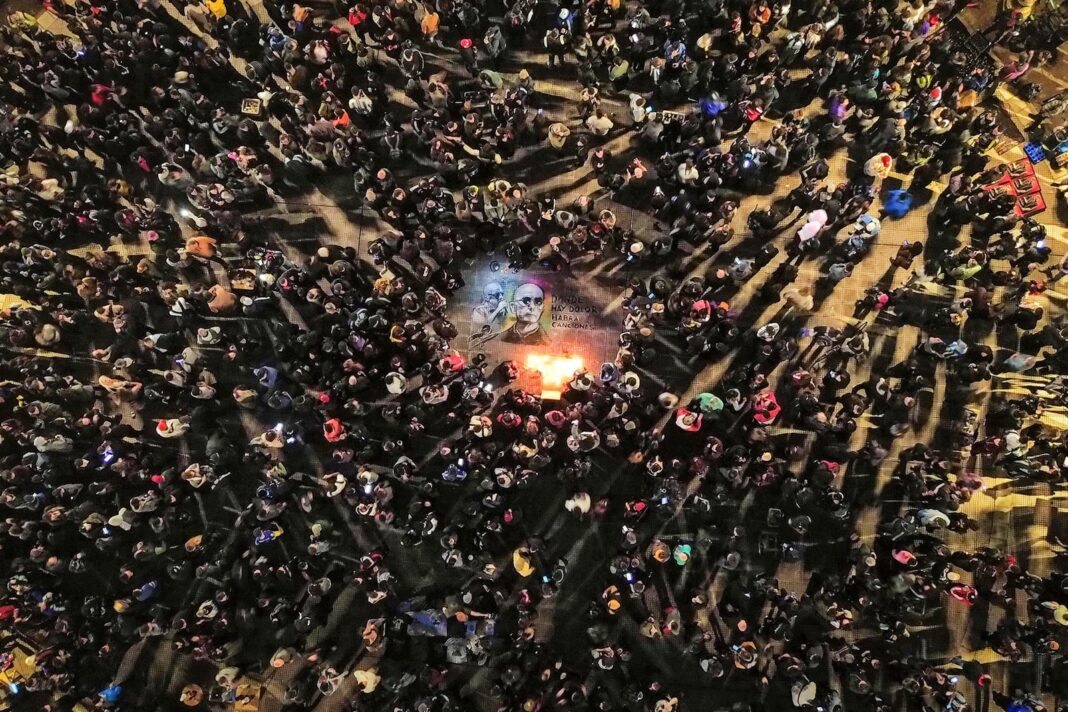 Multitud de seguidores en Plaza de Mayo con banderas de Los Redondos durante despedida a Indio Solari