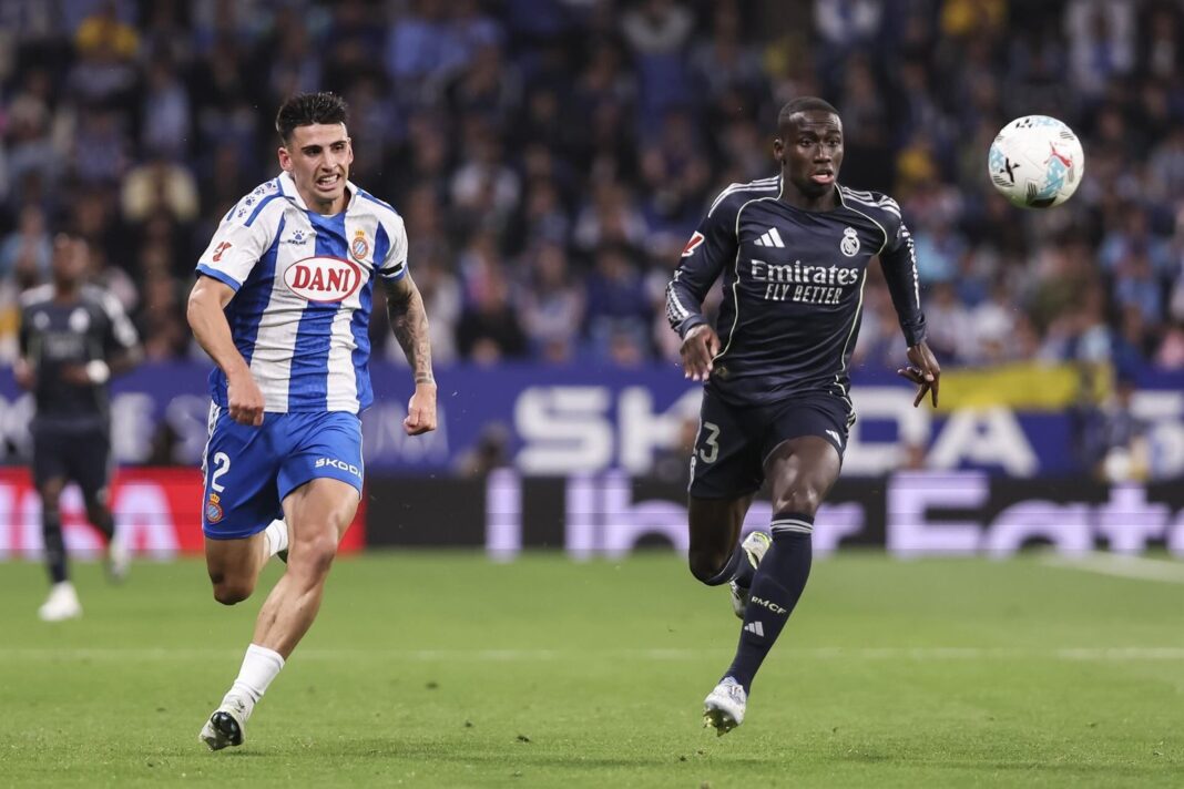 Ferland Mendy durante un partido de fútbol