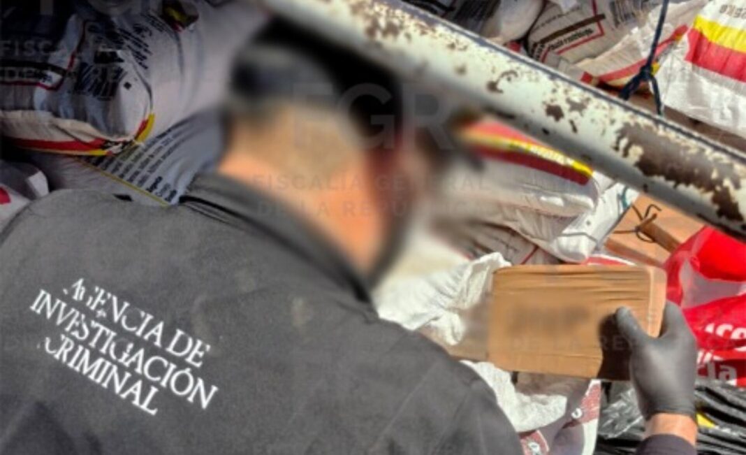 Tractocamión blanco con detalles azules y lona negra asegurada con cuerdas, utilizado para transportar fentanilo en Sonora