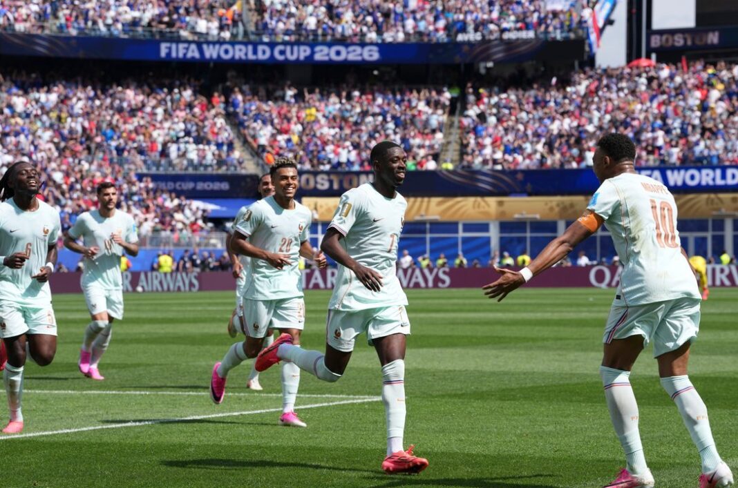 Jugadores de Francia celebran un gol durante el partido contra Noruega en el Boston Stadium