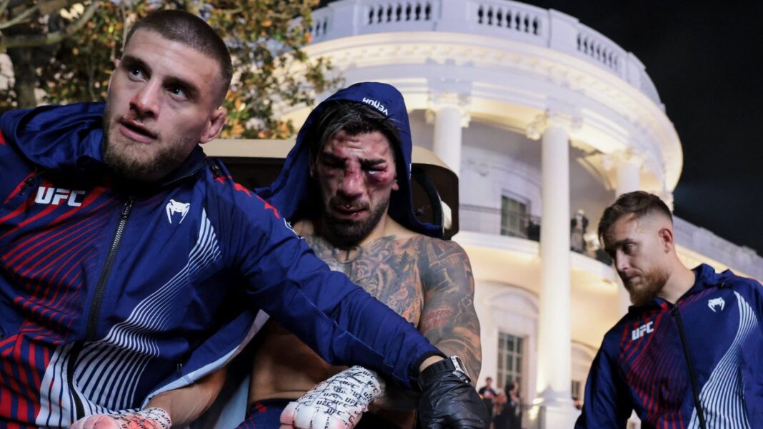 Justin Gaethje celebra tras noquear a Ilia Topuria en el octágono de la Casa Blanca