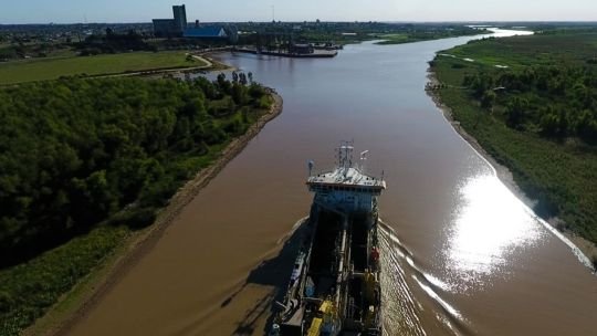 Vista aérea de la Hidrovía Paraná-Paraguay con un buque de carga transitando