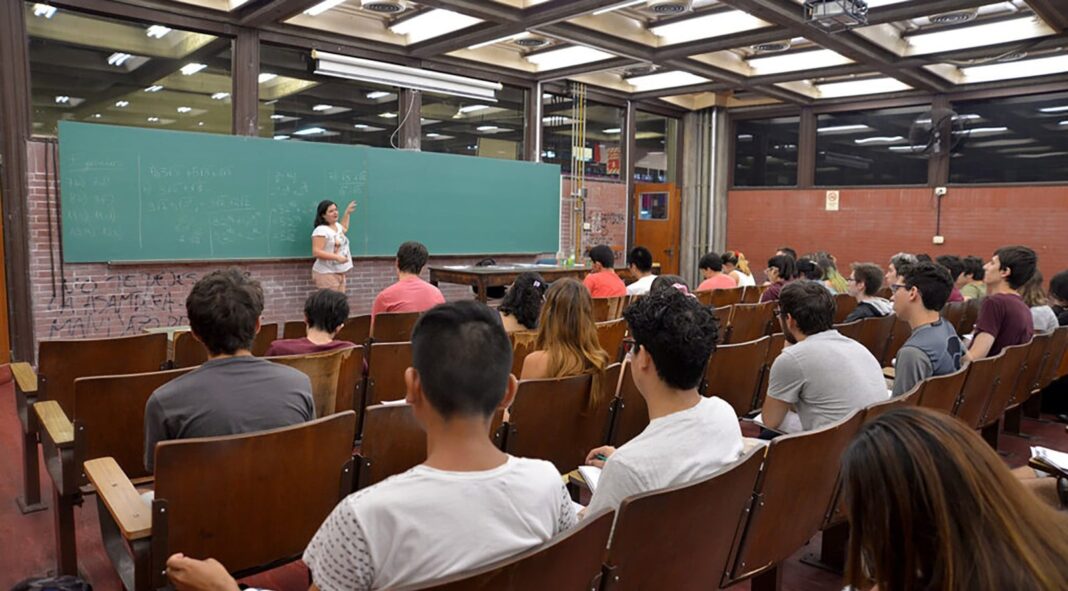 Docentes universitarios en una asamblea