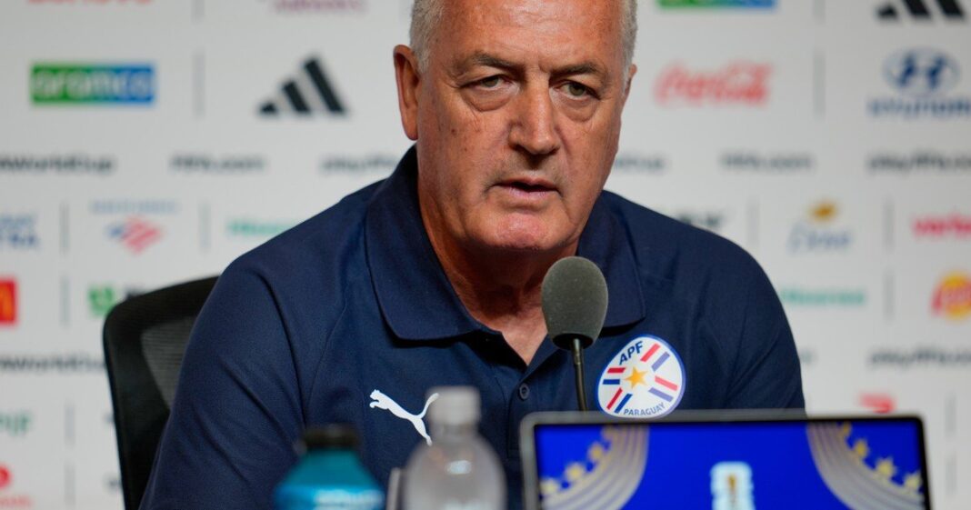 Gustavo Alfaro durante conferencia de prensa tras el partido Paraguay vs Australia