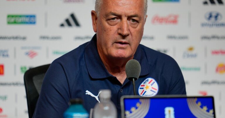Gustavo Alfaro durante conferencia de prensa tras el partido Paraguay vs Australia