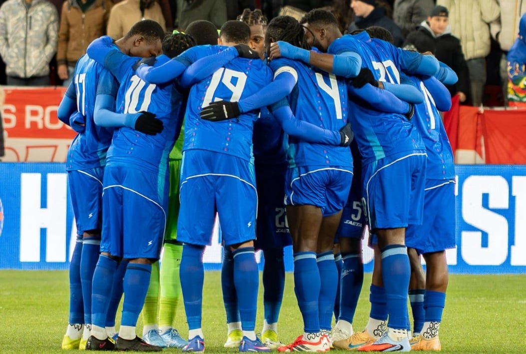 Jugadores de la selección de fútbol de Haití en el campo de juego