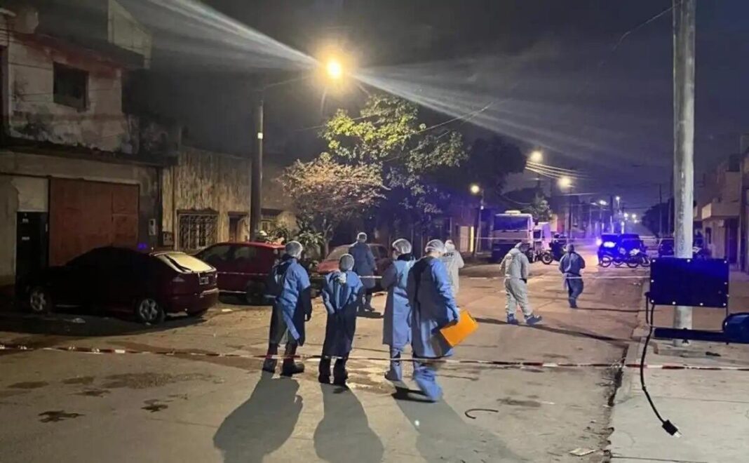 Escena del hallazgo del cuerpo calcinado de una mujer en un auto incendiado en San Miguel de Tucumán