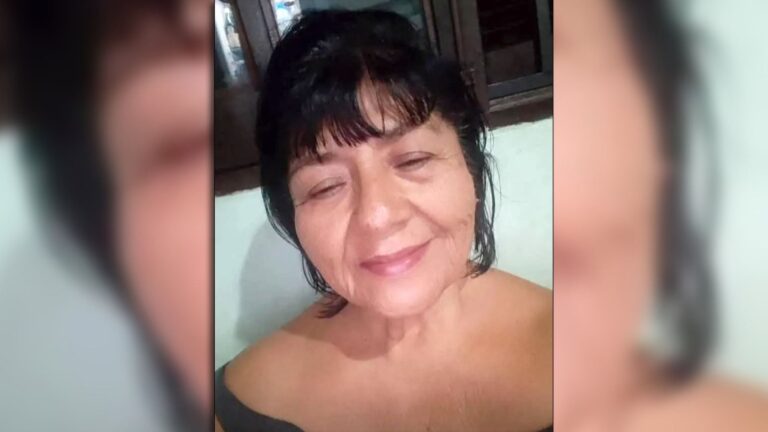 Edith y Cintia Medina, hijas de Ramona Medina, durante una entrevista en el barrio Agua Santa