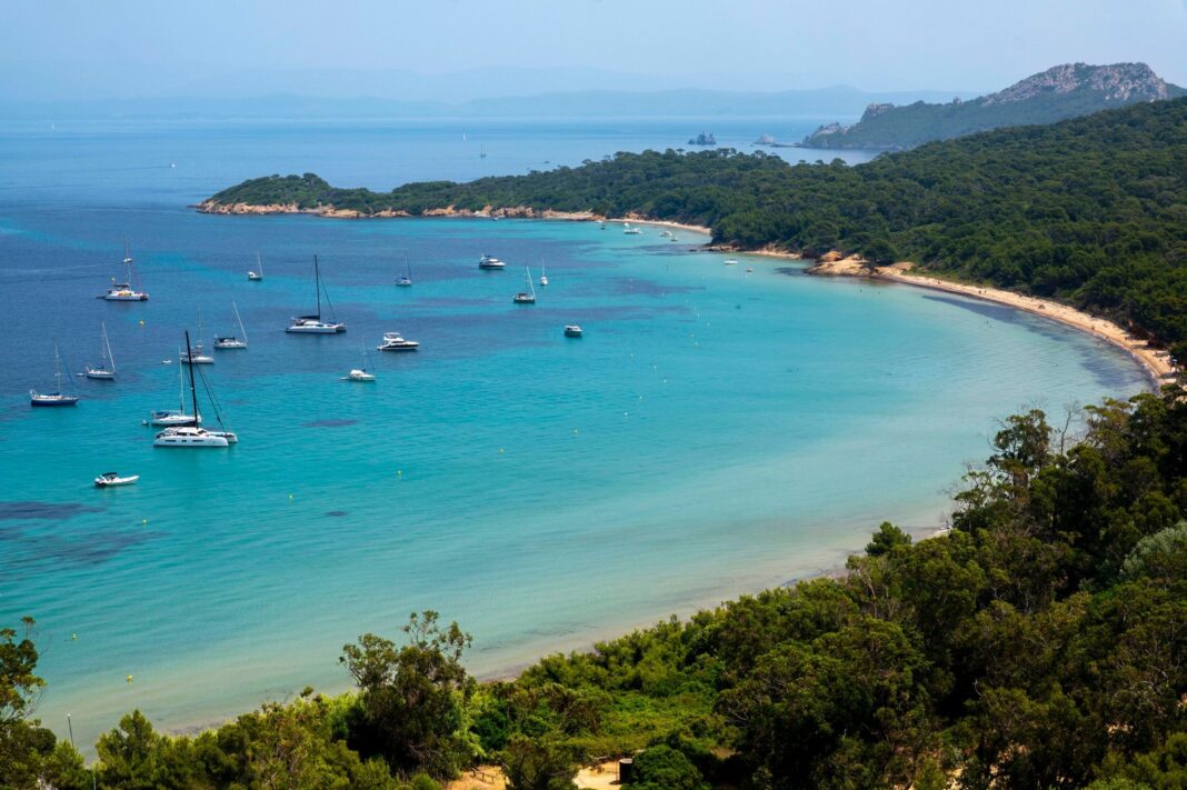 Vista de la isla de Porquerolles con playa y vegetación
