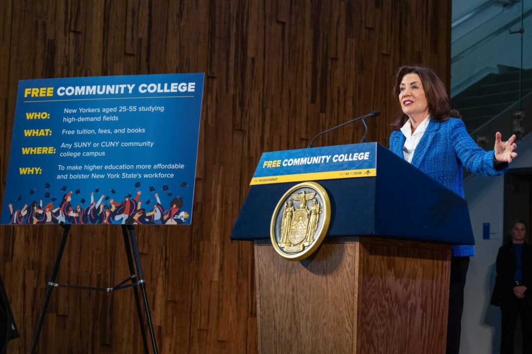 Gobernadora Kathy Hochul durante anuncio de ampliación de programas universitarios gratuitos