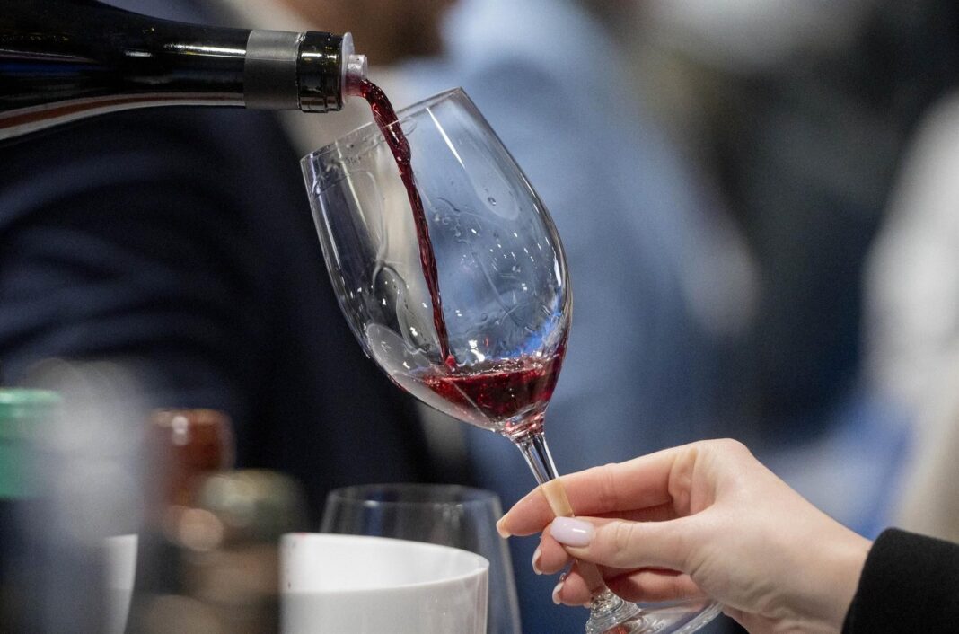 Botellas de vino peruano con etiquetas de calidad