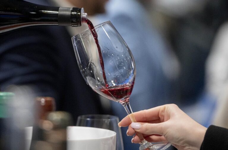 Botellas de vino peruano con etiquetas de calidad