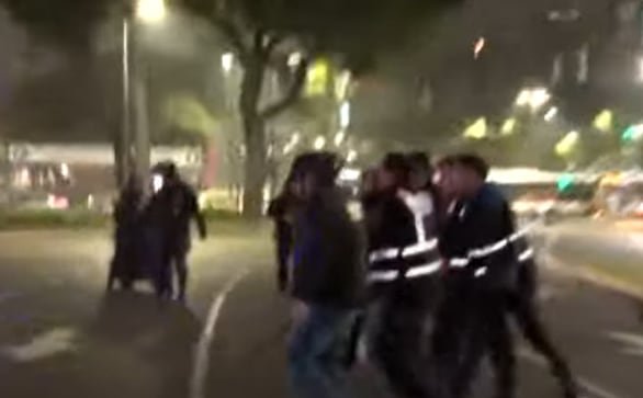 Fanáticos del Indio Solari en la Plaza de la República durante el desalojo policial