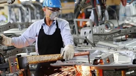 Gráfico de barras que muestra la caída del empleo industrial en Argentina