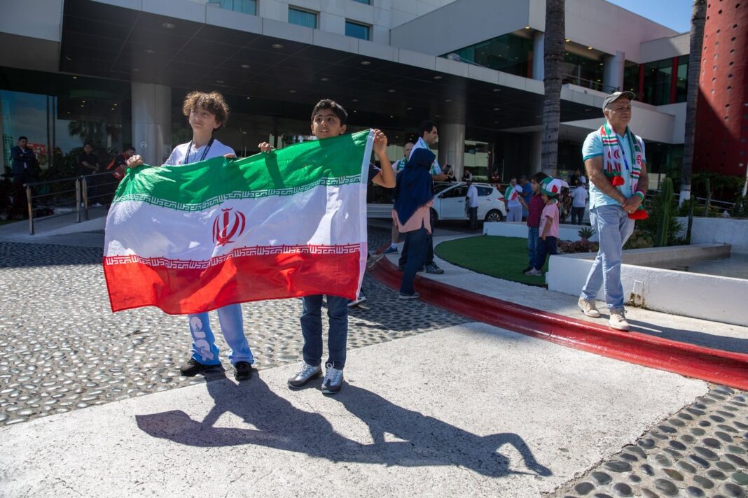 Carta manuscrita de agradecimiento de la selección iraní en el vestuario del SoFi Stadium