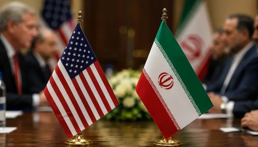Bandera de Irán junto a símbolos nucleares
