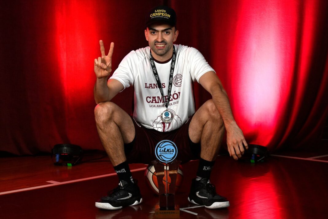 Joaquín Noblega celebrando el ascenso con Lanús en el Microestadio Antonio Rotili