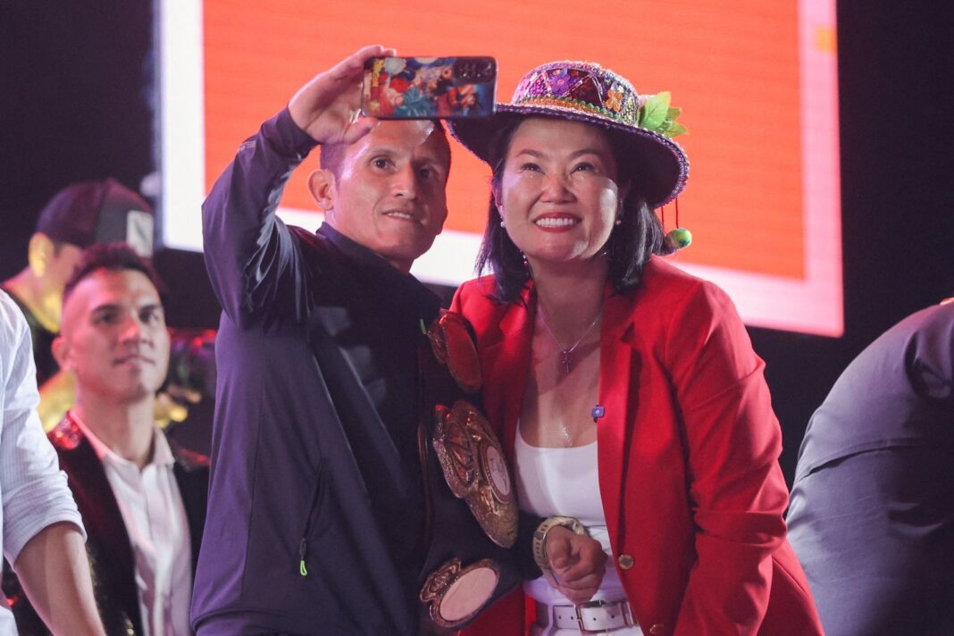 Acto de cierre de campaña de Keiko Fujimori en el Estadio Monumental de Lima con simpatizantes portando banderas y símbolos naranjas