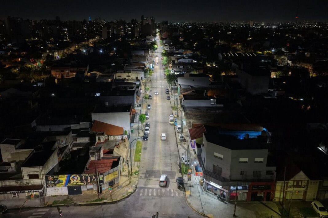 Obra de repotenciación de luminarias en la avenida Eva Perón, Lanús