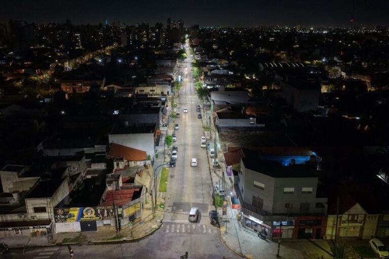 Obra de repotenciación de luminarias en la avenida Eva Perón, Lanús