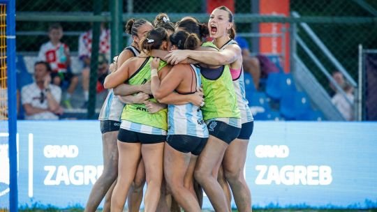 Equipo argentino femenino de beach handball celebrando el título mundial en Zagreb