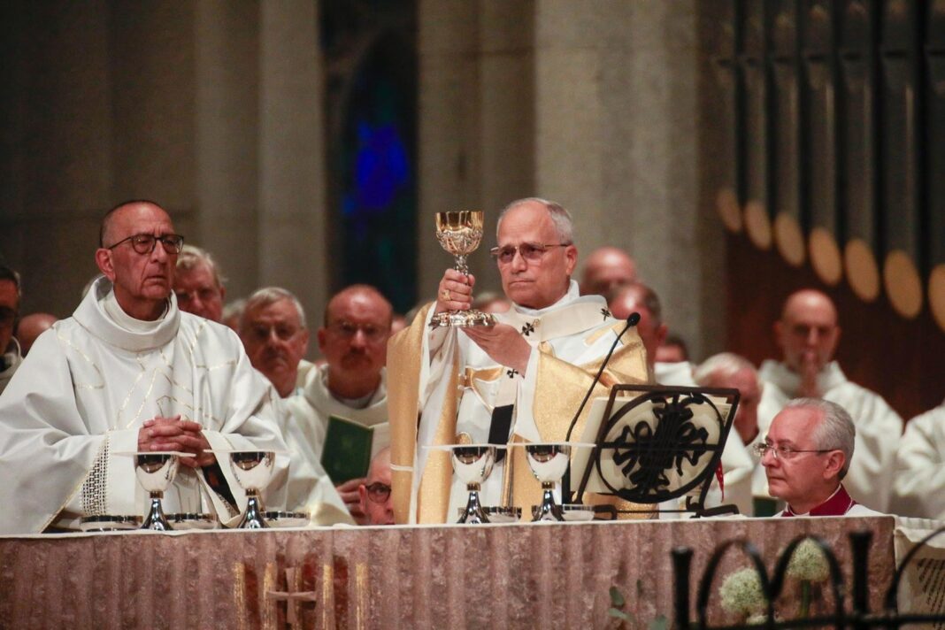 Papa León XIV saliendo del Palacio Episcopal en Barcelona