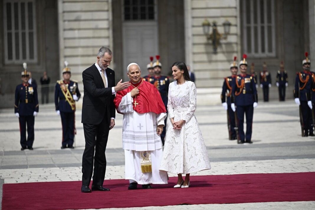 Los Reyes Felipe VI y Letizia reciben al Papa León XIV en la Plaza de la Armería del Palacio Real de Madrid