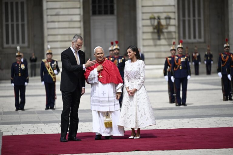 Los Reyes Felipe VI y Letizia reciben al Papa León XIV en la Plaza de la Armería del Palacio Real de Madrid