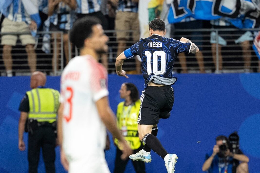Lionel Messi celebrando un gol con la camiseta de Argentina