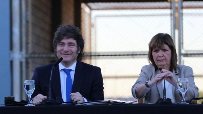 Fotografía de Patricia Bullrich y Javier Milei durante una sesión en el Senado