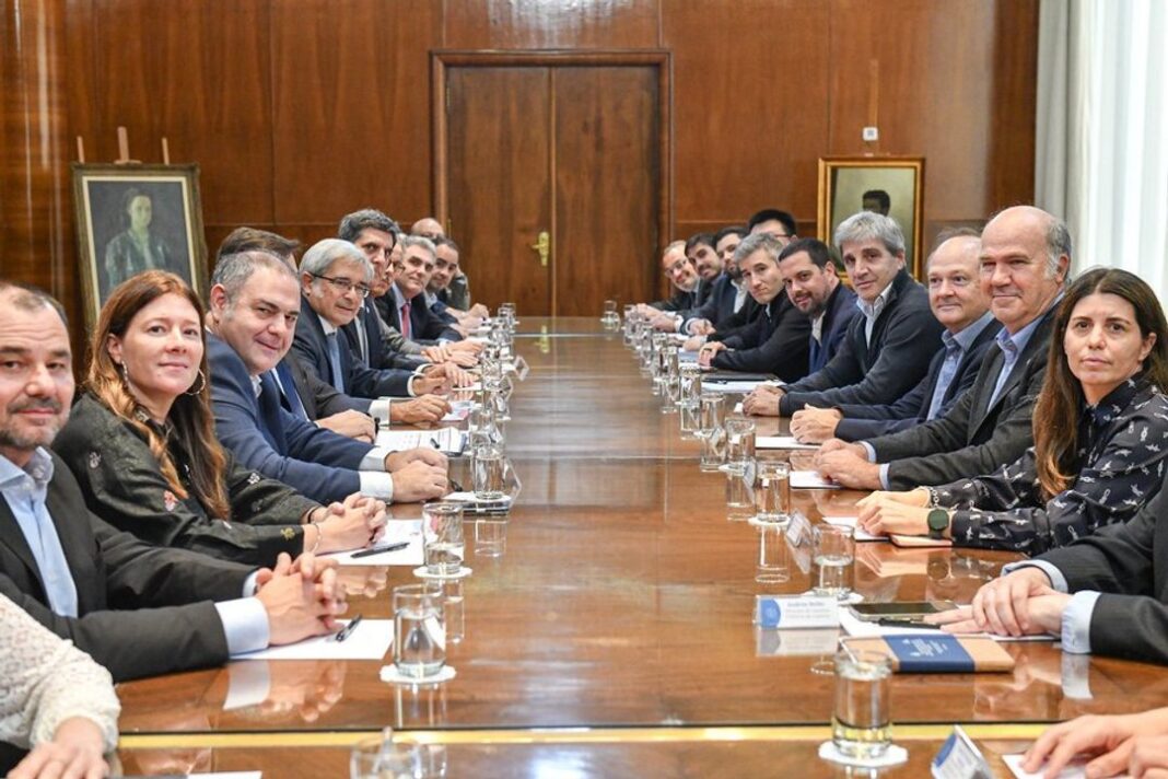 Luis Caputo reunido con autoridades de la Cámara Argentino-China