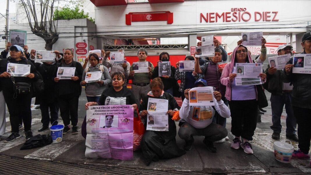 Protesta de madres buscadoras en Toluca antes del partido México vs Serbia