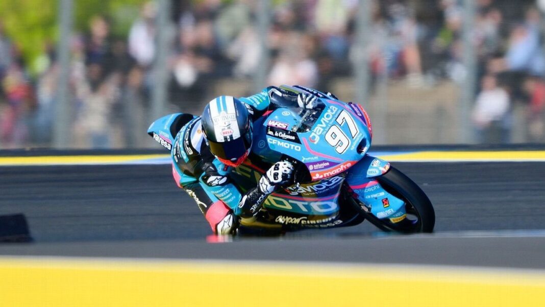 Piloto de Moto3 en pista durante el Gran Premio de Hungría
