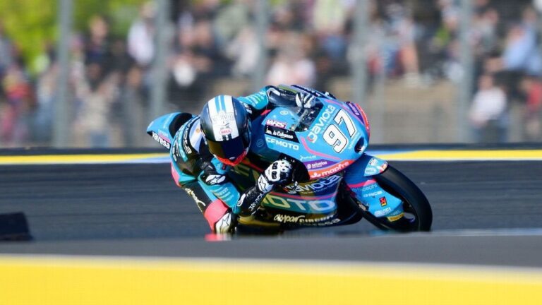 Piloto de Moto3 en pista durante el Gran Premio de Hungría