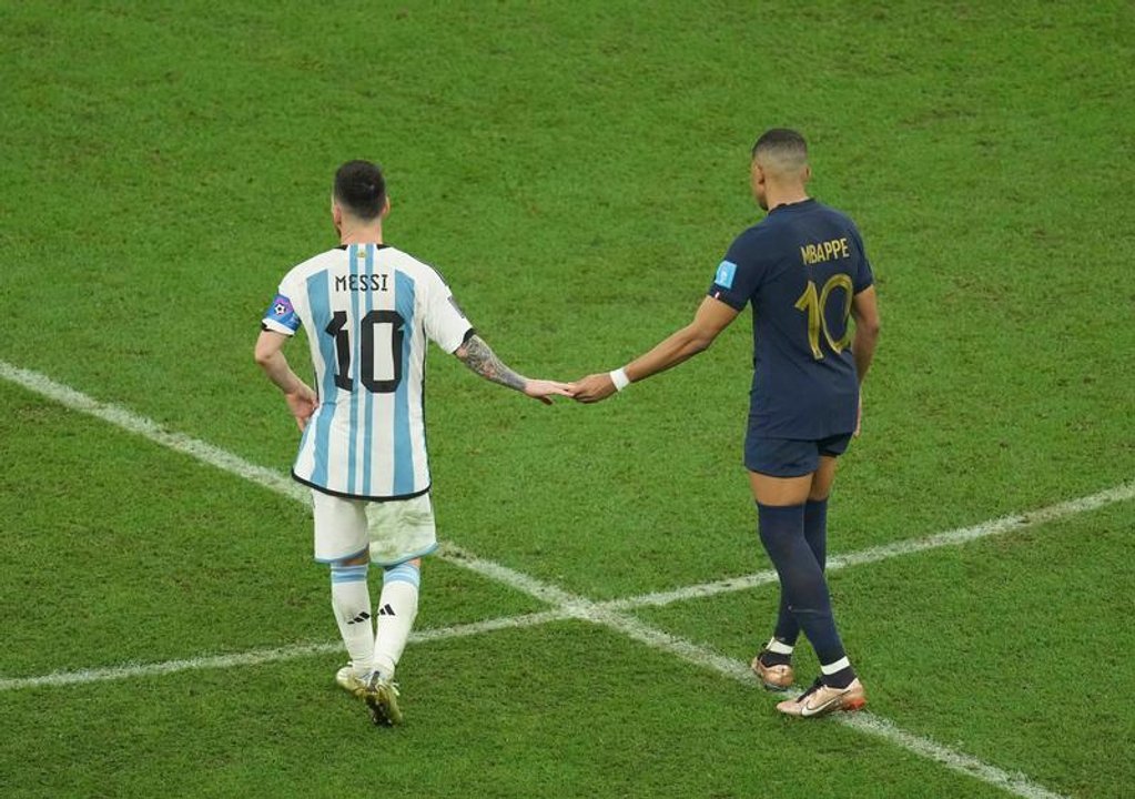 Lionel Messi y Kylian Mbappé en el campo de juego durante un partido de fútbol