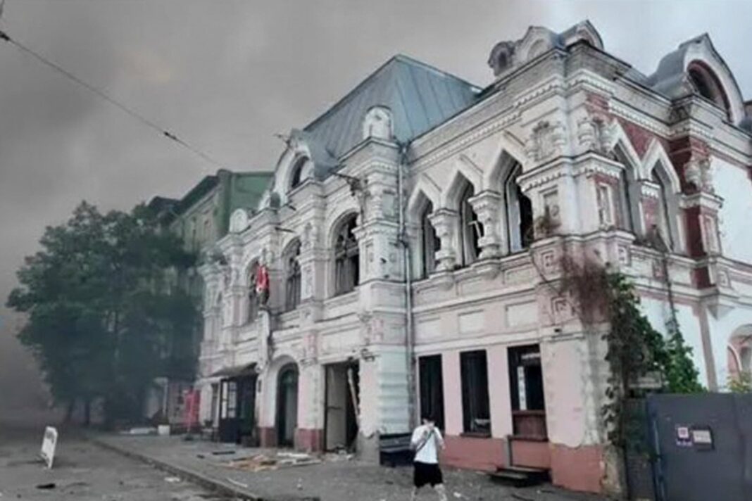 Niño tocando saxofón en la calle cerca del Teatro Mariinsky en San Petersburgo