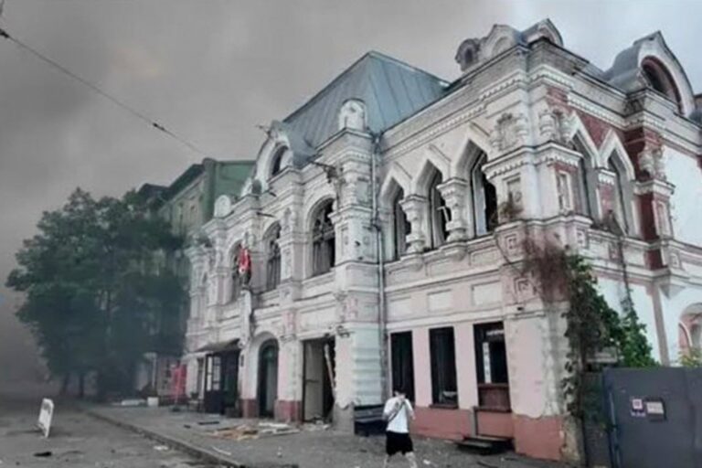 Niño tocando saxofón en la calle cerca del Teatro Mariinsky en San Petersburgo