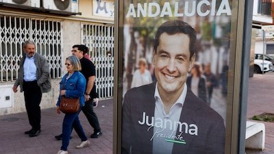 Personas en fila en oficina de Correos durante el último día de plazo para regularización de inmigrantes